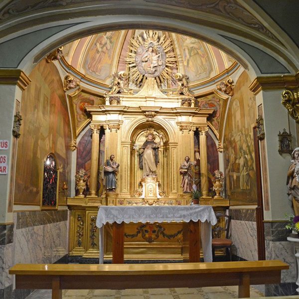 Vic.- Casa natal de Sant Miquel dels Sants. Habitació/Oratori del seu naixement amb un retaule del S. XX i pintures de Llucià Costa també del S. XX (7/2018)