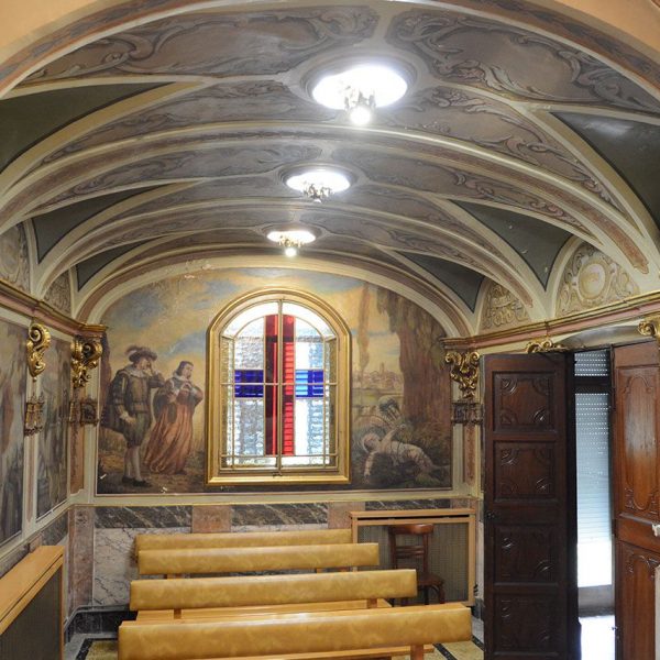 Vic.- Casa natal de Sant Miquel dels Sants. Habitació/Oratori del seu naixement. Vista del fons amb les pintures de llucià Costa del S. XX (7/2018)