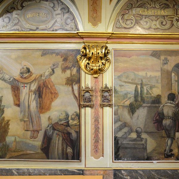 Vic.- Casa natal de Sant Miquel dels Sants. Habitació/Oratori del seu naixement amb els laterals decorats amb pintures de Llucià Costa, S. XX (7/2018)