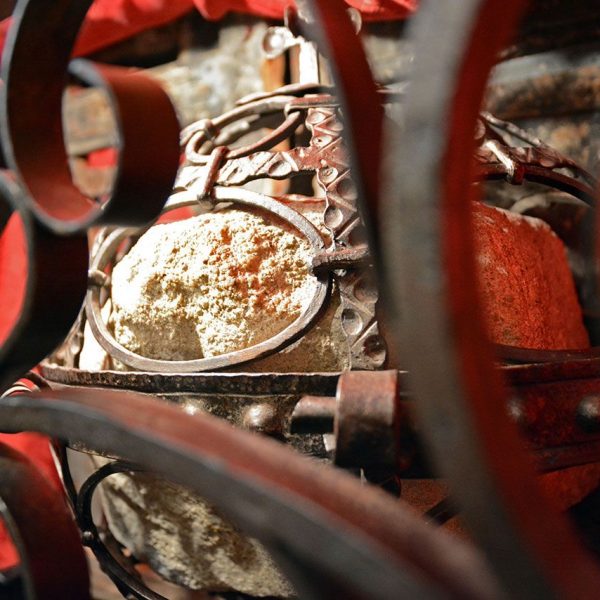Vic.- Casa natal de Sant Miquel dels Sants. Habitació/Oratori del seu naixement. Pedra utilitzada com coixí pel Sant durant la seva joventut (7/2018)