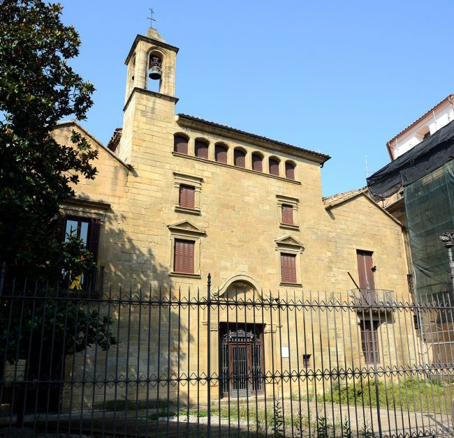 Vic.- Hospital de la Santa Creu, S. XIV, de diversos estils fundat l’any 1348. La façana i patis son renaixentistes. Conserva una nau gòtica i claustre barroc (7/2018)