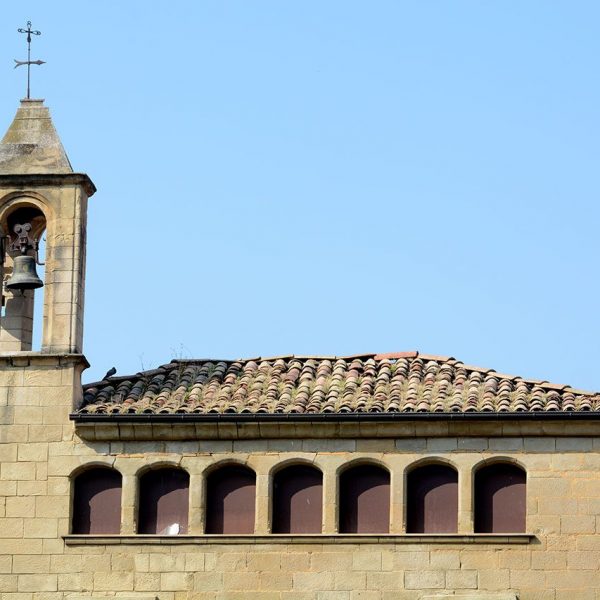 Vic.- Hospital de la Santa Creu, S. XIV. Coronament de la façana renaixentista amb set finestres d’arc escarser i un campanar d’espadanya (7/2018)