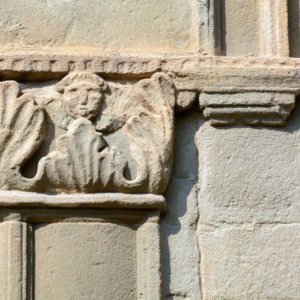 Vic.- Hospital de la Santa Creu, S. XIV. Vista del capitell de la motllura de la porta (7/2018)