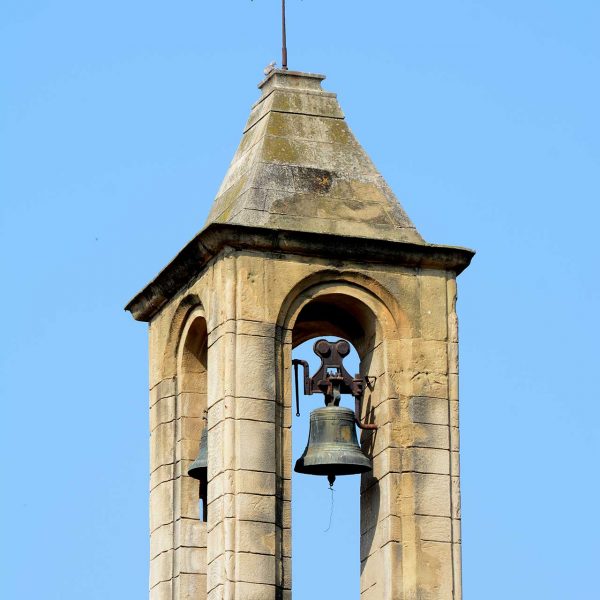 Vic.- Hospital de la Santa Creu, S. XIV. Campanar d’espadanya cantoner de tres pilastres i tres ulls (7/2018)