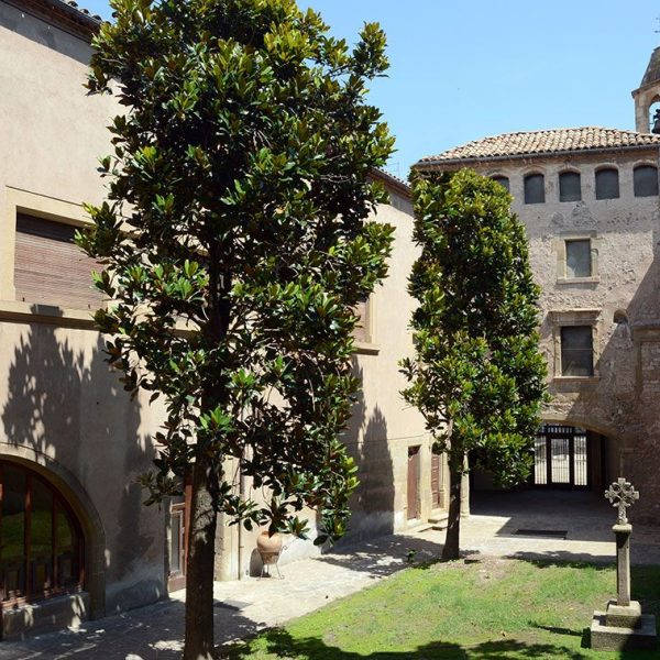 Vic.- Hospital de la Santa Creu, S. XIV. Pati renaixentista del S. XVI amb una creu de pedra al centre i al lateral hi ha establerta l’antiga farmàcia (7/2018)