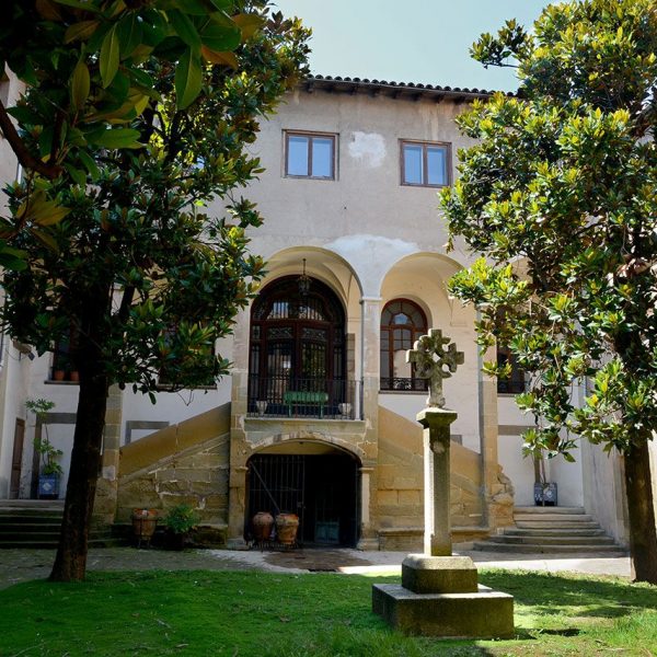 Vic.- Hospital de la Santa Creu, S. XIV. Pati renaixentista del S. XVI amb una creu de pedra al centre i al lateral hi ha establerta l’antiga farmàcia (7/2018)