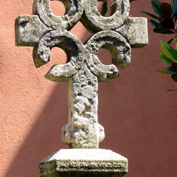 Vic.- Hospital de la Santa Creu, S. XIV. Creu de pedra erigida al centre del pati renaixentista del S. XVI formada per quatre cilindres oberts per un cantó (7/2018)