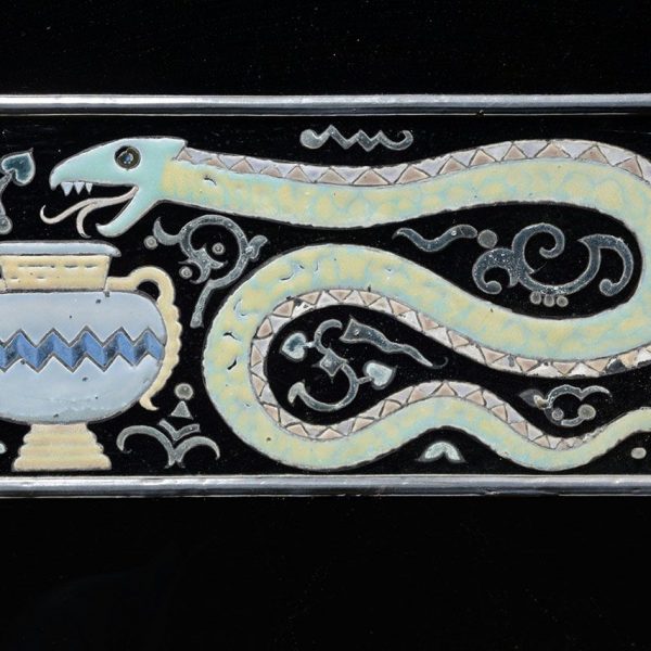 Vic.- Hospital de la Santa Creu, S. XIV. Símbol de la copa d’Higiea deessa grega de la salut gravada a la porta d’entrada de l’antiga farmàcia del 1932-33 (7/2018)