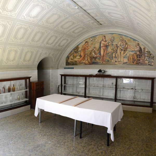 Vic.- Hospital de la Santa Creu, S. XIV. Farmàcia del 1932-33 de Josep Maria Pericas decorada amb esgrafiats i al fons unes pintures de Llucià Costa (7/2018)