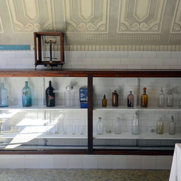 Vic.- Hospital de la Santa Creu, S. XIV. Farmàcia del 1932-33 de Josep Maria Pericas on es conserven utensilis emprats per la industria farmacèutica de l’època (7/2018)