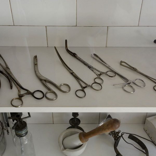 Vic.- Hospital de la Santa Creu, S. XIV. Farmàcia del 1932-33 de Josep Maria Pericas on es conserven utensilis emprats per la industria farmacèutica de l’època (7/2018)