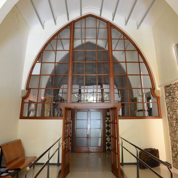 Vic.- Hospital de la Santa Creu, S. XIV. Sala gòtica del S. XVI de planta rectangular formada per catorze trams d’arcs ogivals (7/2018)