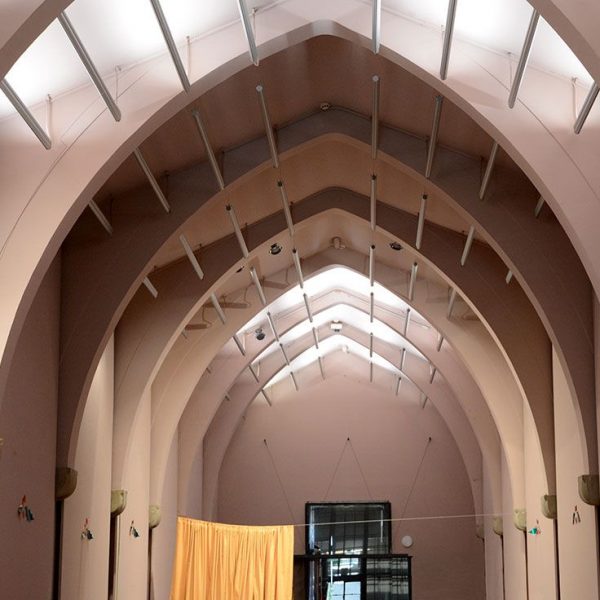 Vic.- Hospital de la Santa Creu, S. XIV. Sala gòtica del S. XVI de planta rectangular formada per catorze trams d’arcs ogivals (7/2018)