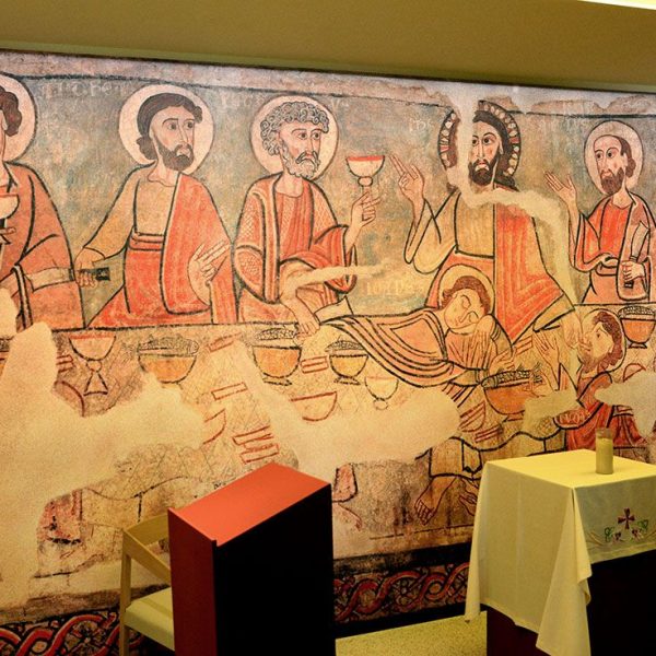 Vic.-Hospital de la Santa Creu.Capella amb la reproducció d’unes pintures romàniques del (MEV) de la capella de Sta. Caterina de la Catedral de la Seu d’Urgell (7/2018)