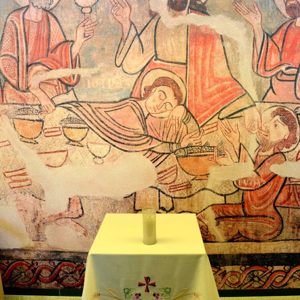 Vic.-Hospital de la Santa Creu.Capella amb la reproducció d’unes pintures romàniques del Sant Sopar de la capella de Sta. Caterina de la Catd. de la Seu d’Urgell (7/2018)