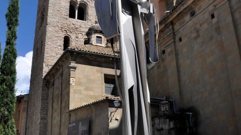 Vic.-Monument al Bisbe Oliba (971/1046) d’acer inoxidable inaugurat l’any 2002. A la ma porta el llibre Pau i Treva (5/2013)