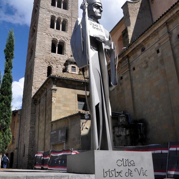 Vic.-Monument al Bisbe Oliba (971/1046) d’acer inoxidable inaugurat l’any 2002. A la ma porta el llibre Pau i Treva (5/2013)