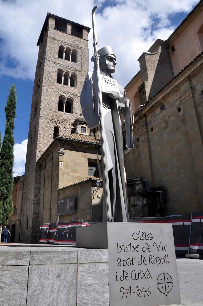 Vic.-Monument al Bisbe Oliba (971/1046) d’acer inoxidable inaugurat l’any 2002. A la ma porta el llibre Pau i Treva (5/2013)