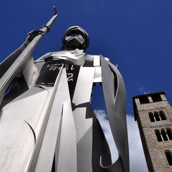 Vic.-Monument al Bisbe Oliba (971/1046) d’acer inoxidable inaugurat l’any 2002. A la ma porta el llibre Pau i Treva (5/2013)