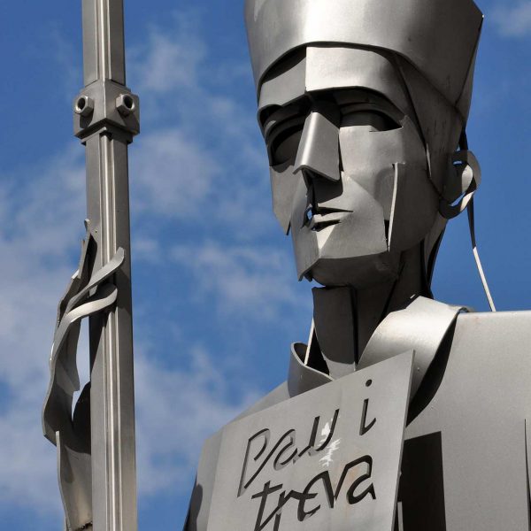 Vic.-Monument al Bisbe Oliba (971/1046) d’acer inoxidable inaugurat l’any 2002. A la ma porta el llibre Pau i Treva (5/2013)