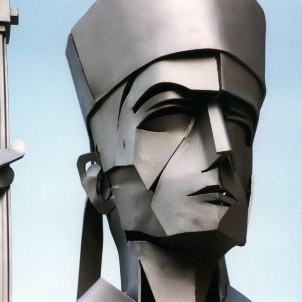 Vic.-Monument al Bisbe Oliba (971/1046) d’acer inoxidable inaugurat l’any 2002. A la ma porta el llibre Pau i Treva (7/2002)