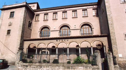 Vic.- Antic Museu Episcopal enderrocat el 1995 d’estil eclèctic del S. XIX amb dues torres laterals unides per un porxo procedent del claustre dels mercedaris (8/1993)