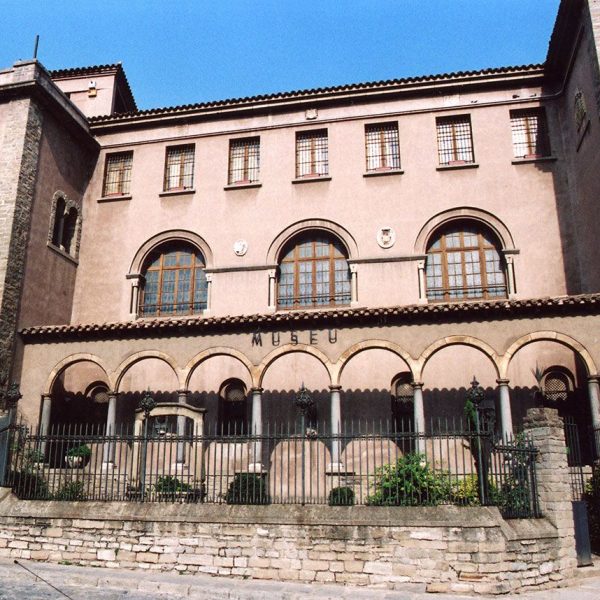 Vic.- Antic Museu Episcopal enderrocat el 1995 d’estil eclèctic del S. XIX amb dues torres laterals unides per un porxo procedent del claustre dels mercedaris (8/1993)