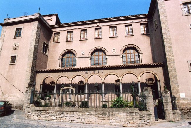 Vic.- Antic Museu Episcopal enderrocat el 1995 d’estil eclèctic del S. XIX amb dues torres laterals unides per un porxo procedent del claustre dels mercedaris (8/1993)