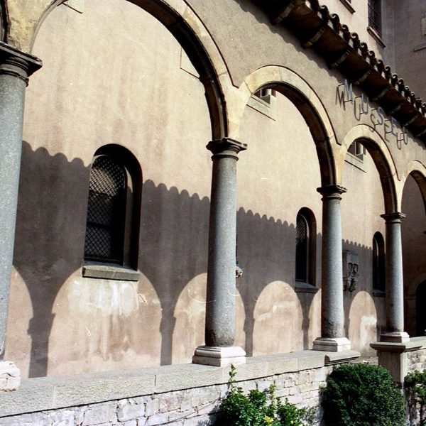 Vic.- Antic Museu Episcopal enderrocat el 1995 d’estil eclèctic del S. XIX amb dues torres laterals unides per un porxo procedent del claustre dels mercedaris (8/1993)
