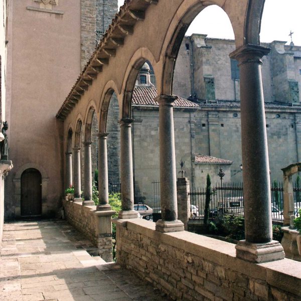 Vic.- Antic Museu Episcopal enderrocat el 1995 d’estil eclèctic del S. XIX amb dues torres laterals unides per un porxo procedent del claustre dels mercedaris (8/1993)