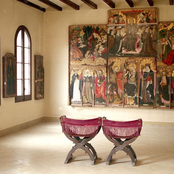 Vic.- Antic Museu Episcopal enderrocat el 1995 d’estil eclèctic del S. XIX. Interior de les sales expositives (1/1988)