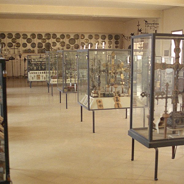 Vic.- Antic Museu Episcopal enderrocat el 1995 d’estil eclèctic del S. XIX. Interior de les sales expositives (1/1988)