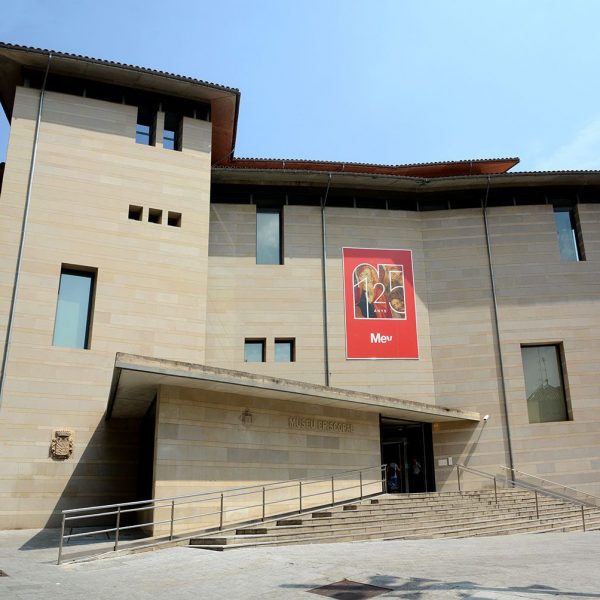Vic.- Museu Episcopal de Vic (MEV) inaugurat el 2002 de planta irregular fet de formigó conservant varies finestres i escuts de l’antic museu creat l’any 1891 (8/2018)