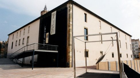 Vic.- Museu de l’Art de la Pell, S. XX instal·lat a l’antic convent del Carme que exhibeix la col·lecció d’Andreu Colomer d’objectes elaborats amb pell (9/2000)