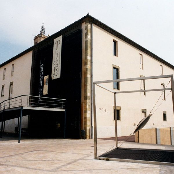 Vic.- Museu de l’Art de la Pell, S. XX instal·lat a l’antic convent del Carme que exhibeix la col·lecció d’Andreu Colomer d’objectes elaborats amb pell (9/2000)