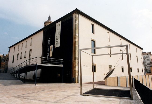 Vic.- Museu de l’Art de la Pell, S. XX instal·lat a l’antic convent del Carme que exhibeix la col·lecció d’Andreu Colomer d’objectes elaborats amb pell (9/2000)
