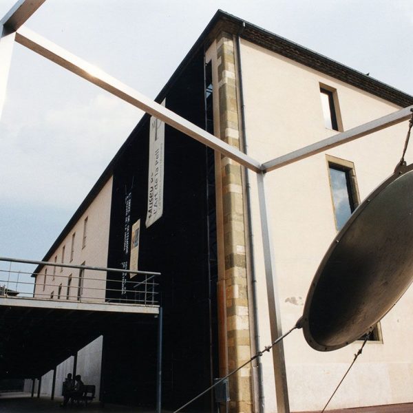 Vic.- Museu de l’Art de la Pell, S. XX instal·lat a l’antic convent del Carme que exhibeix la col·lecció d’Andreu Colomer d’objectes elaborats amb pell (9/2000)