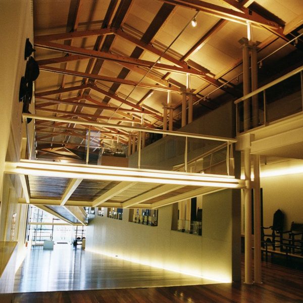 Vic.- Museu de l’Art de la Pell, S. XX instal·lat a l’antic convent del Carme. Vestíbul i accessos a les diferents plantes coberts amb embigat de fusta (9/2000)