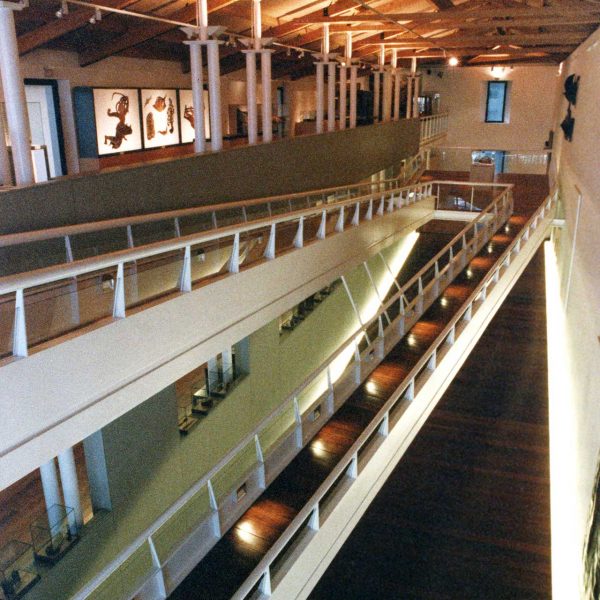 Vic.- Museu de l’Art de la Pell, S. XX instal·lat a l’antic convent del Carme. Vestíbul i accessos a les diferents plantes coberts amb embigat de fusta (9/2000)