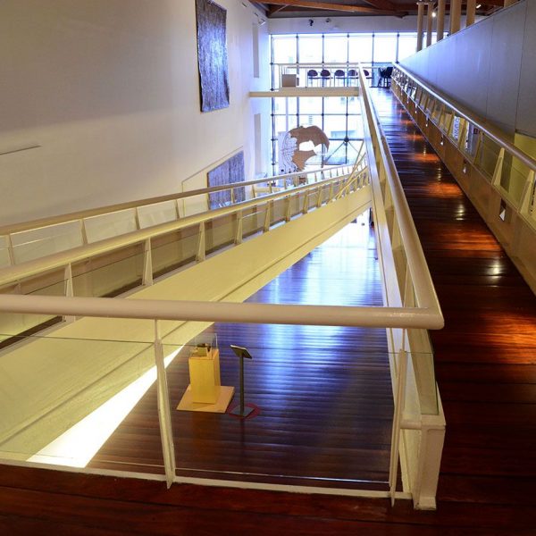 Vic.- Museu de l’Art de la Pell, S. XX instal·lat a l’antic convent del Carme. Vestíbul i accessos a les diferents plantes coberts amb embigat de fusta (10/2018)