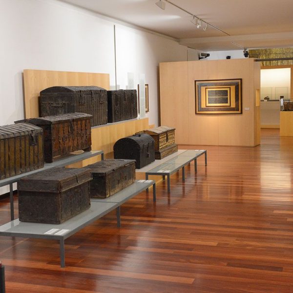 Vic.- Museu de l’Art de la Pell, S. XX instal·lat a l’antic convent del Carme. Sala d’exposició de baguls (10/2018)