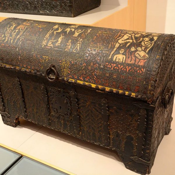 Vic.- Museu de l’Art de la Pell, S. XX instal·lat a l’antic convent del Carme. Bagul de fusta i pell policromada S. XVI – XVII (Perú) (10/2018)