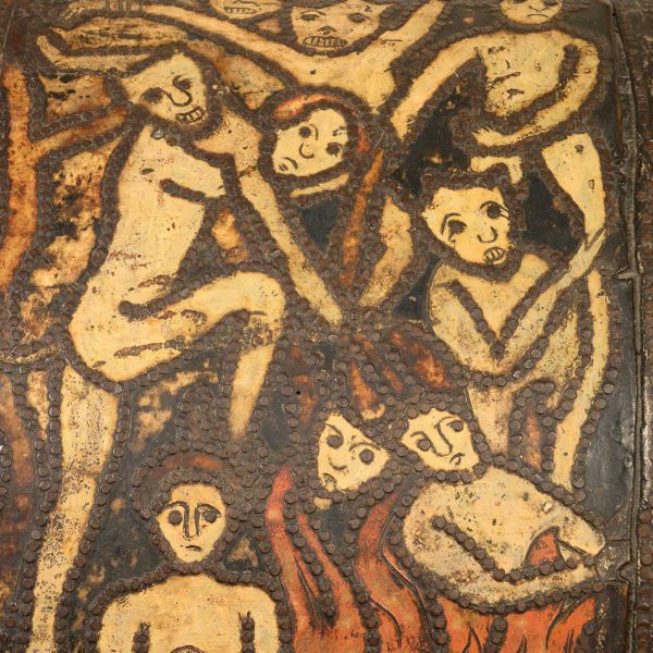 Vic.- Museu de l’Art de la Pell, S. XX instal·lat a l’antic convent del Carme. Bagul de fusta i pell policromada S. XVI – XVII (Perú) (10/2018)