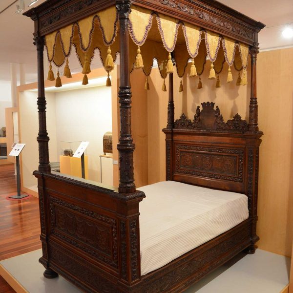 Vic.- Museu de l’Art de la Pell, S. XX instal·lat a l’antic convent del Carme. Llit amb dosser de pell repujada S. XIX (10/2018)