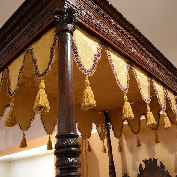 Vic.- Museu de l’Art de la Pell, S. XX instal·lat a l’antic convent del Carme. Llit amb dosser de pell repujada S. XIX (10/2018)