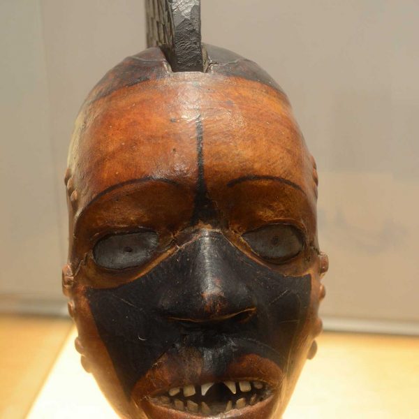 Vic.- Museu de l’Art de la Pell, S. XX instal·lat a l’antic convent del Carme. Cao Ekoy, màscara de fusta i pell d’antílop segona meitat S. XX (Nigeria) (10/2018)