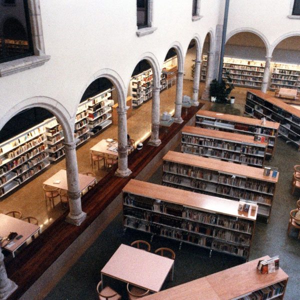 Vic.- Biblioteca Pública Joan Triadú instal·lada al claustre de l’antic convent del Carme (9/2000)