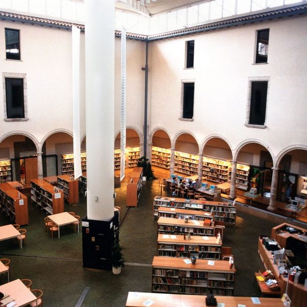Vic.- Biblioteca Pública Joan Triadú instal·lada al claustre de l’antic convent del Carme (9/2000)