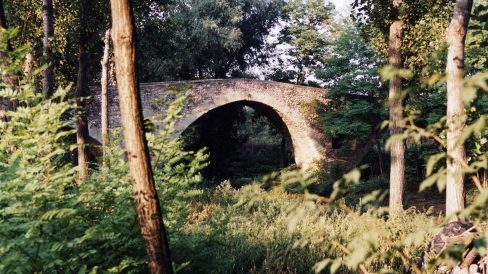 Vic.- Pont gòtic del Bruguer, S. XIV/XV. Format per cinc arcs de mig punt rebaixats excepte el segon de ponent que es apuntat (8/2000)