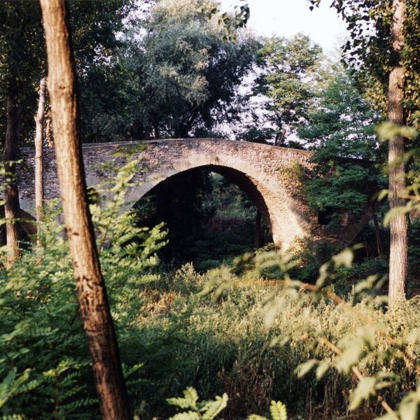 Vic.- Pont gòtic del Bruguer, S. XIV/XV. Format per cinc arcs de mig punt rebaixats excepte el segon de ponent que es apuntat (8/2000)